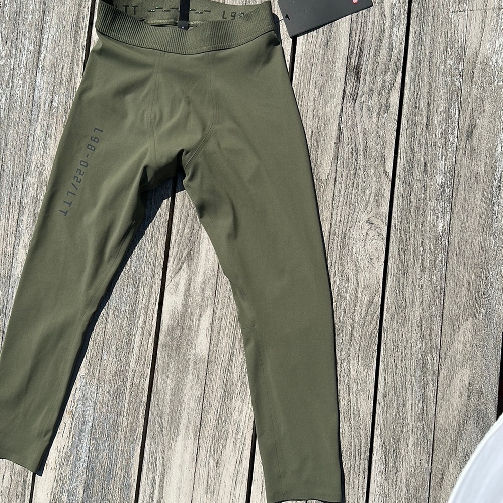 Lululemon License to Train Tight 21" Mens medium Olive NWT - Picture 5 of 5